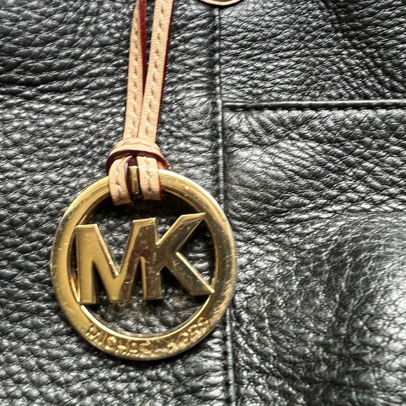 Michael Kors Jet Set Black Leather Tote - Picture 2 of 10